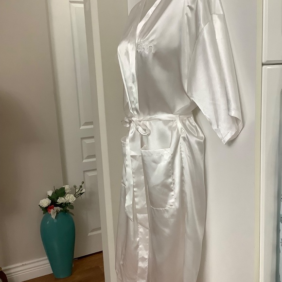 White Satin Robe Medium 34-36 bust near new - Picture 9 of 10